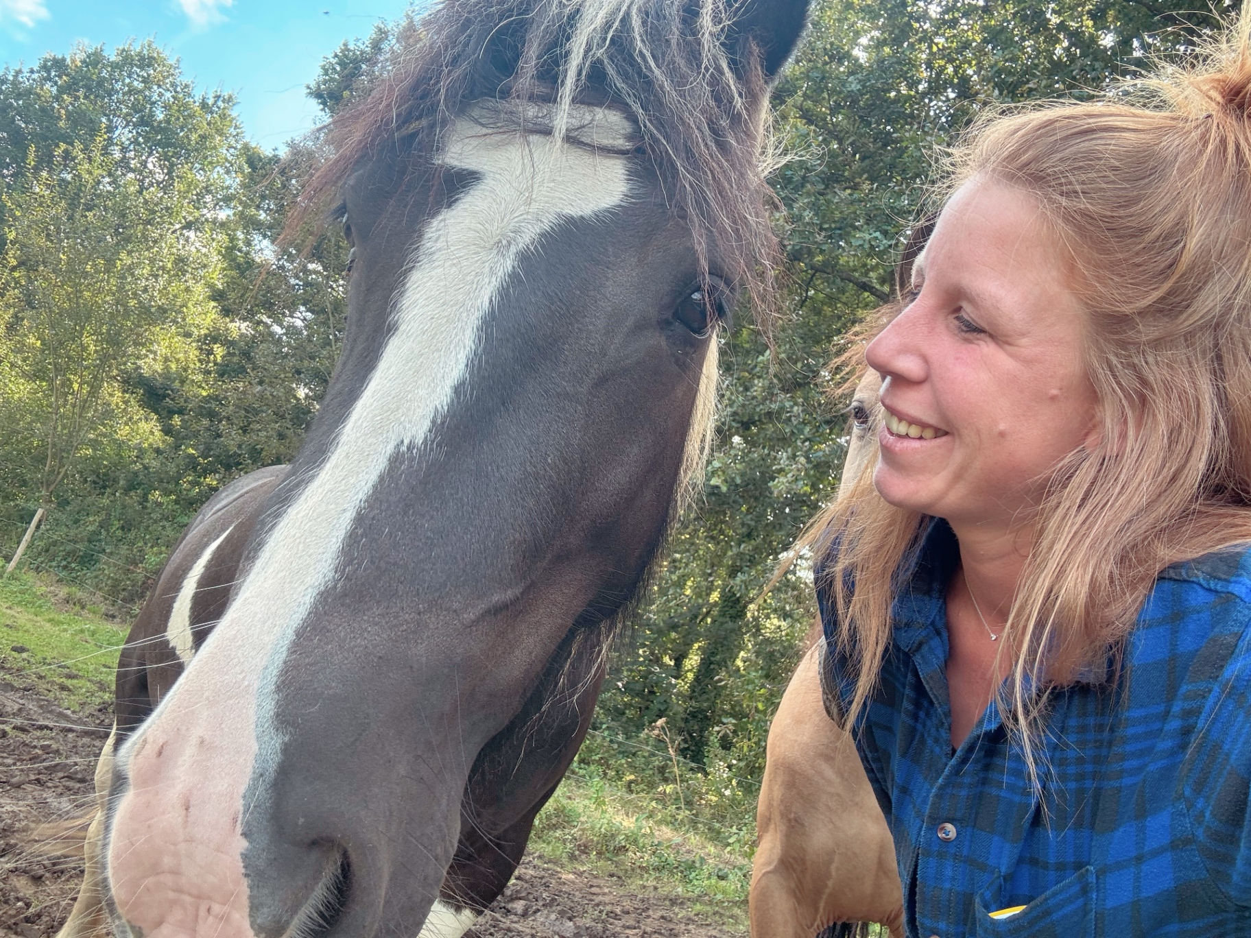 Lore in stille verbinding met haar paard Fleur in Houwaart